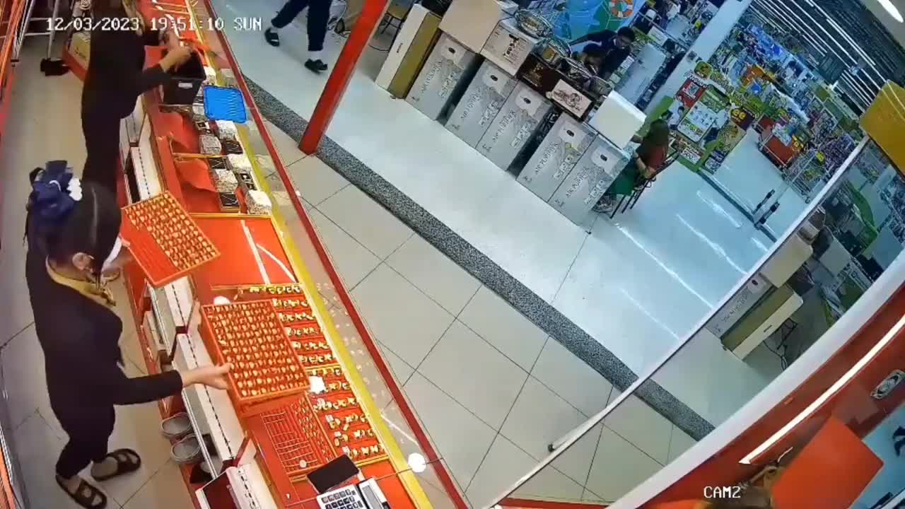 Video - Clip: Bị cướp, nữ nhân viên tiệm vàng có phản ứng cực thông minh