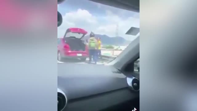 Video - Clip: Ẩu đả, nam shipper bị tài xế ô tô đẩy ngã khỏi cầu