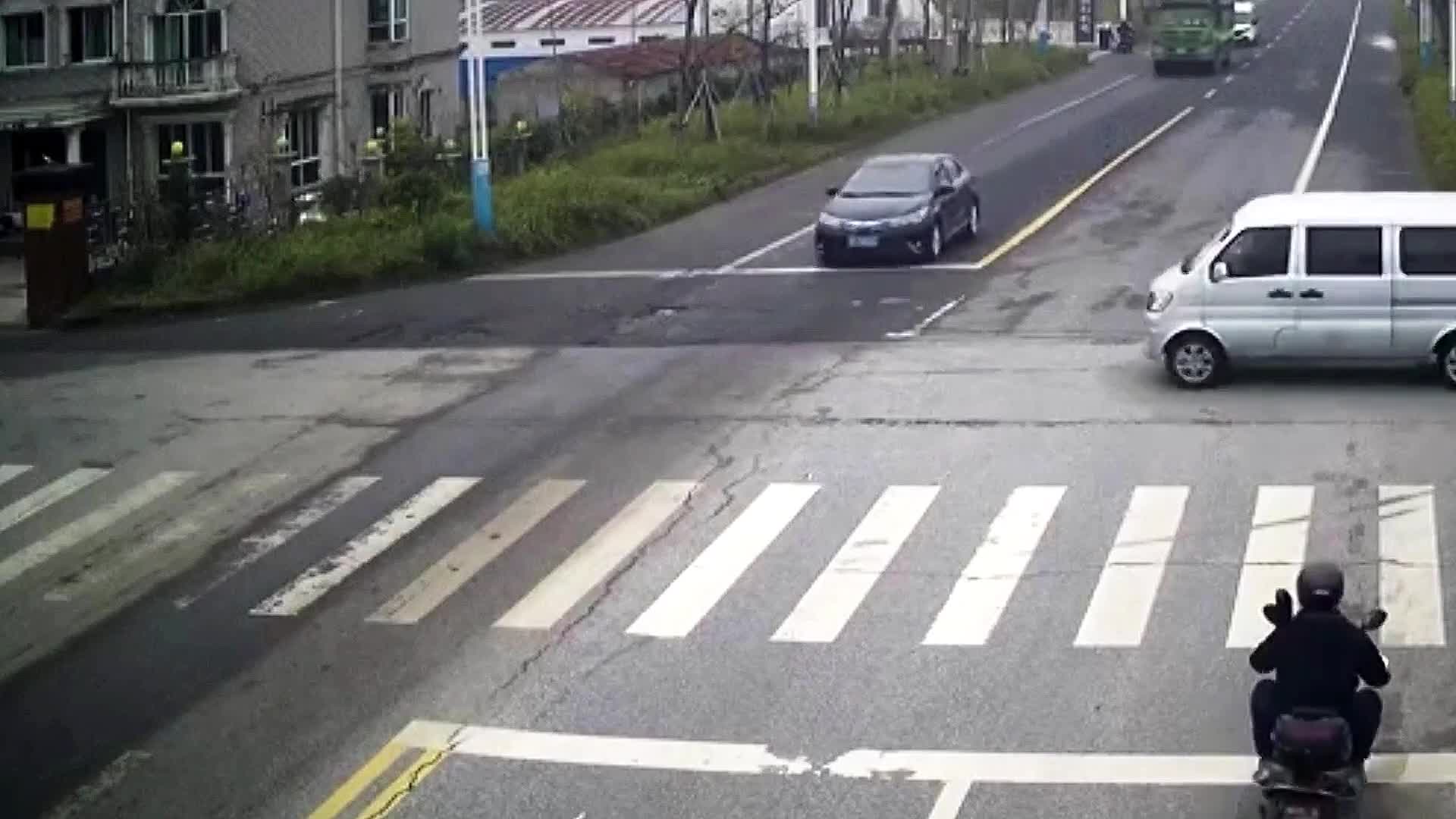 Video - Clip: Không thắt dây an toàn, tài xế ô tô văng khỏi xe sau va chạm