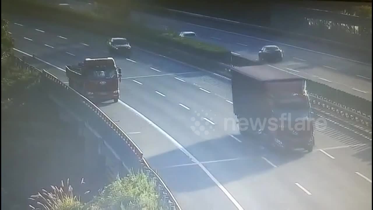 Video - Clip: Va chạm, xe tải phát nổ như bom trên đường cao tốc và cái kết