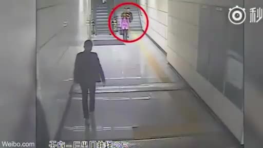 Video - Clip: Cô gái bị nam thanh niên móc trộm điện thoại nhanh như chớp 