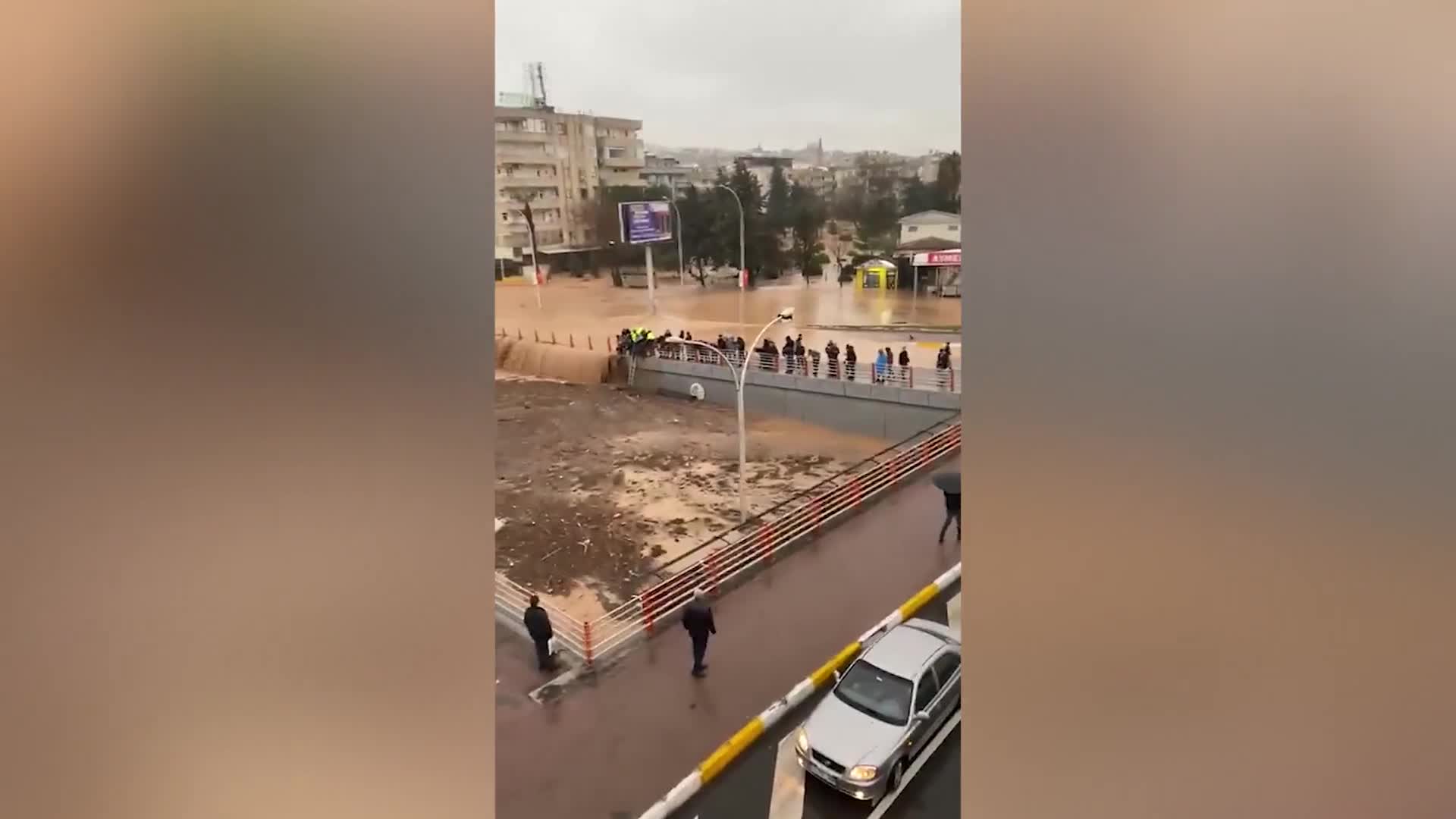 Video - Clip: Ô tô bị lũ lụt thảm khốc cuốn trôi ở Thổ Nhĩ Kỳ