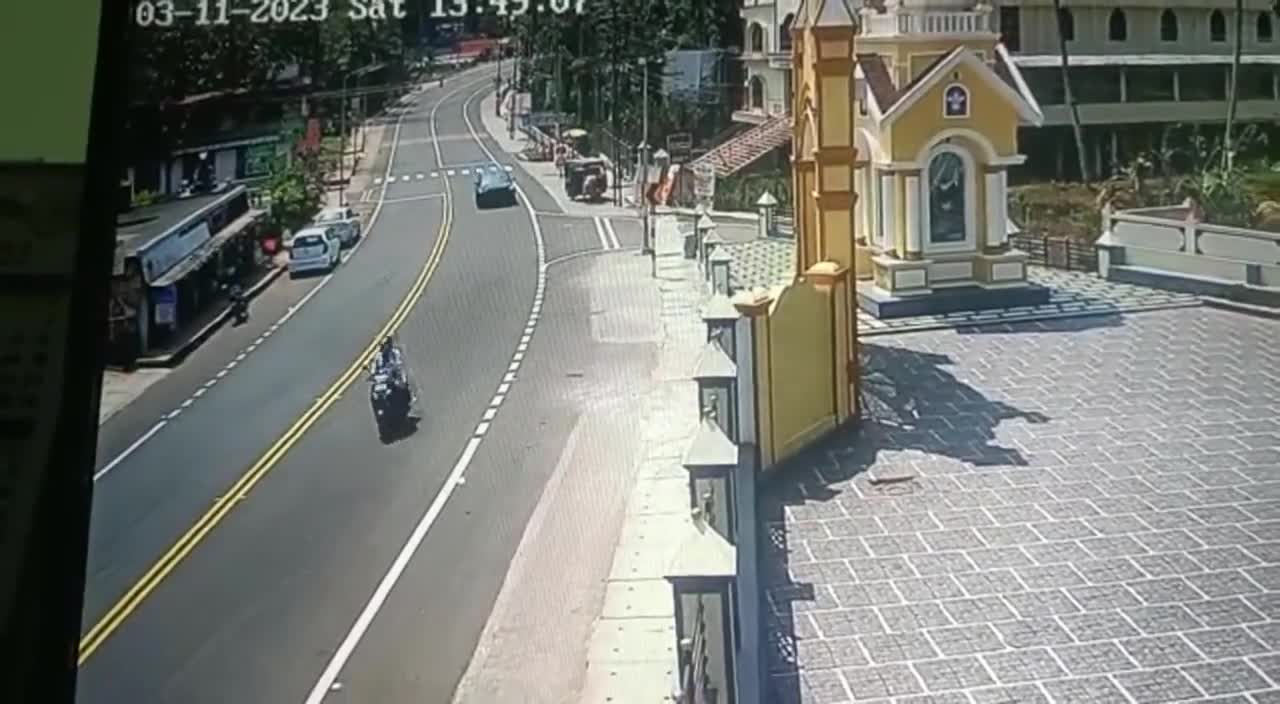 Video - Clip: Kinh hoàng cảnh xe buýt chạy lấn làn đấu đầu ô tô con