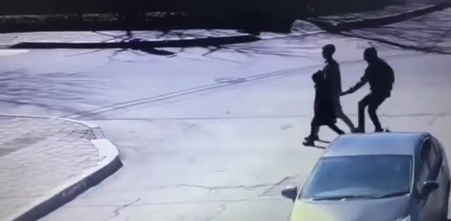 Video - Clip: Nam thanh niên 'tung cước' hạ tên cướp giật túi xách giữa phố