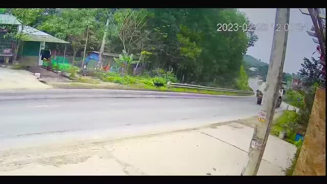 Video - Clip: Chó bất ngờ lao ra đường 'hạ gục' người đàn ông đi xe máy