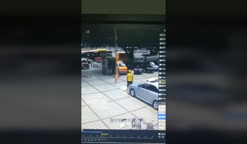 Video - Clip: Cãi nhau với chồng, người phụ nữ nằm giãy giụa trước đầu ô tô