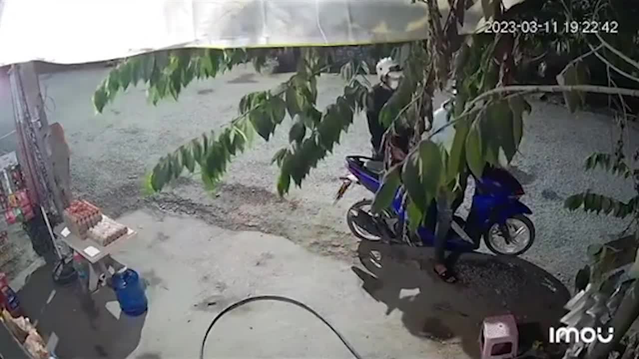 Video - Clip: Người phụ nữ giằng co quyết liệt khiến cướp vứt xe máy bỏ chạy