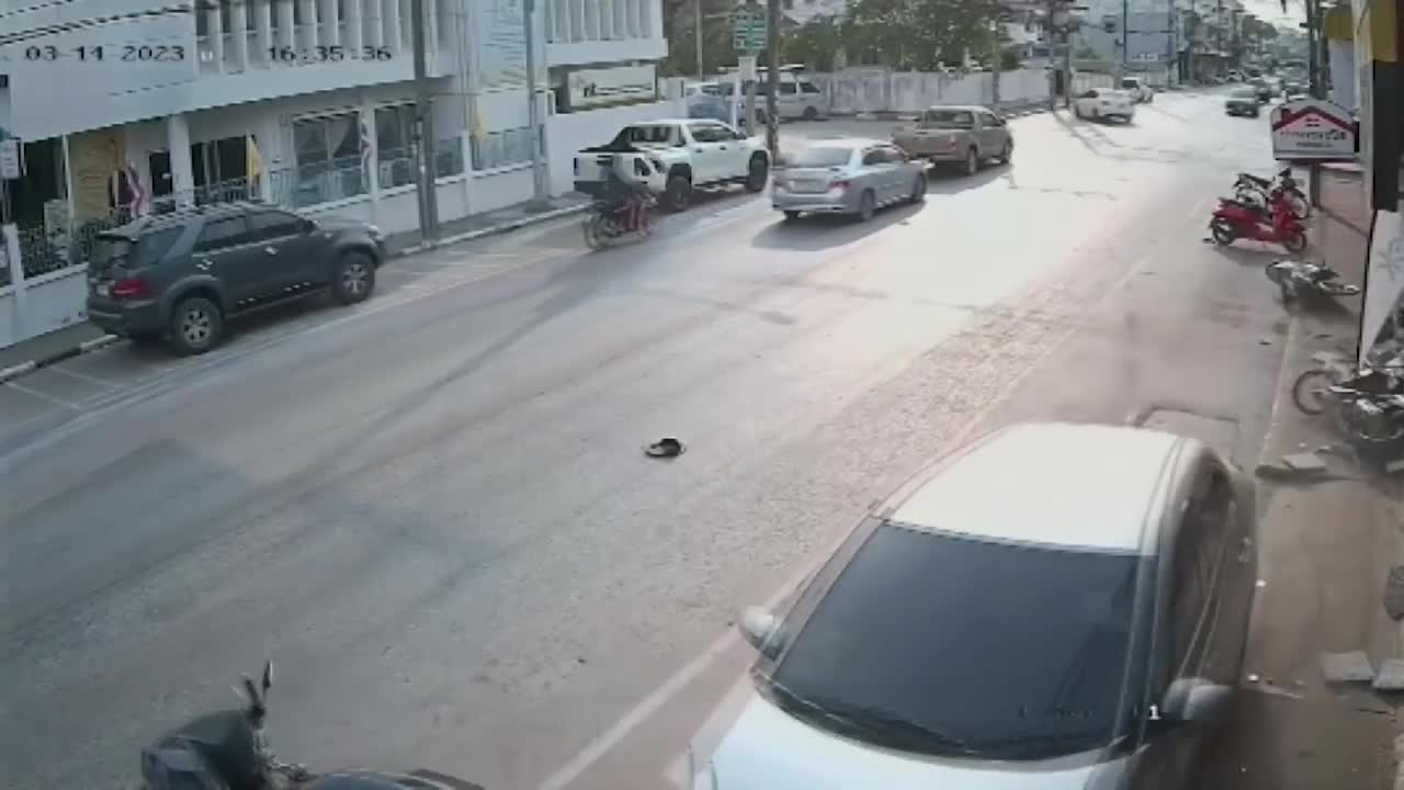 Video - Clip: Nhấn nhầm chân ga sau va chạm, nữ tài xế tông bay 6 xe máy