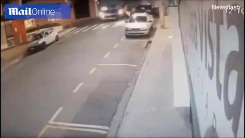 Video - Clip: Ô tô vượt đèn đỏ đâm trúng xe buýt, bé 5 tuổi văng xuống đường