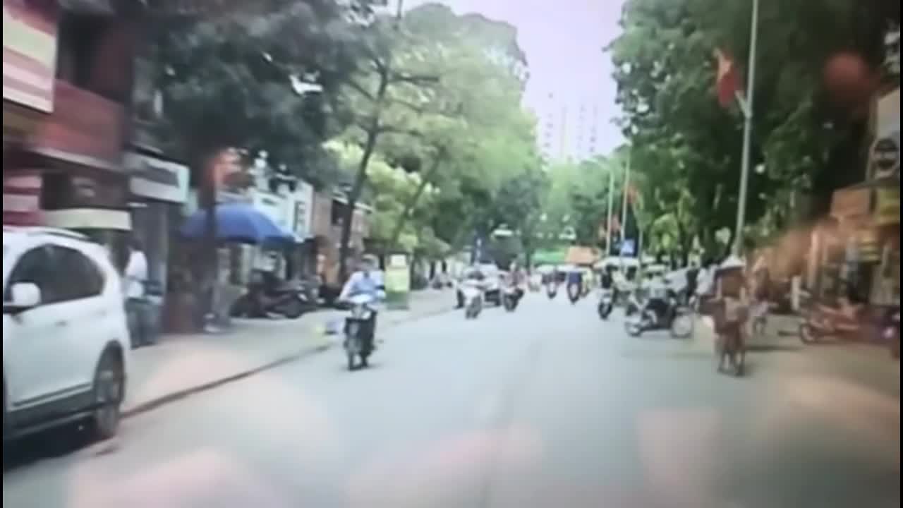 Video - Clip: Mở cửa gây tai nạn, tài xế ôtô bị nạn nhân lên gối đánh giữa phố