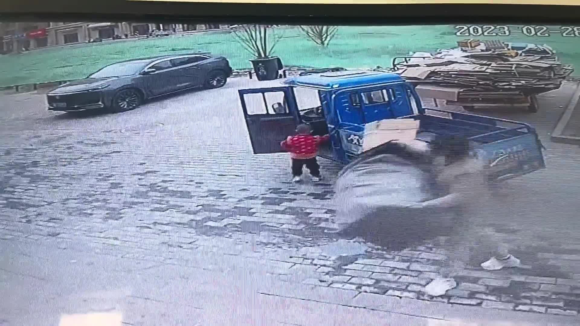 Video - Clip: Bé trai 2 tuổi lái xe ba bánh đâm trúng ô tô đang đỗ