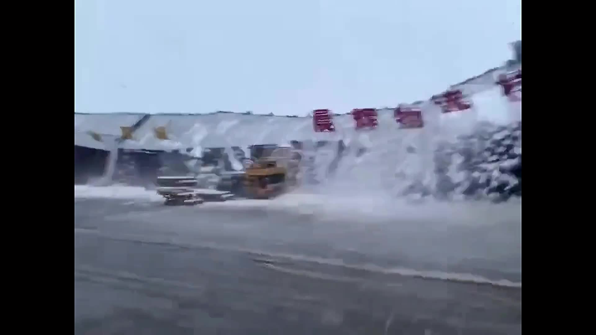 Video - Clip: Kinh hoàng dãy nhà bất ngờ đổ sập do tuyết đè nặng (Hình 2).
