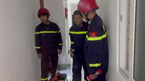 Dân sinh - Huế: Giải cứu 3 người bị mắc kẹt trong thang máy lúc nửa đêm