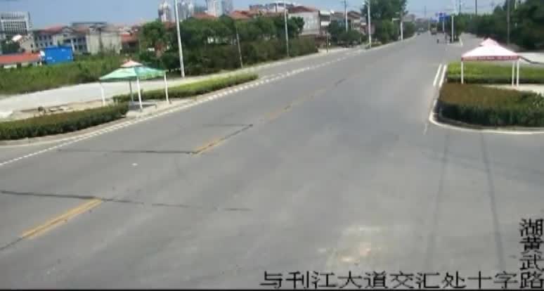Video - Clip: Phóng ngược chiều, BMW tông gục người đàn ông đi xe máy