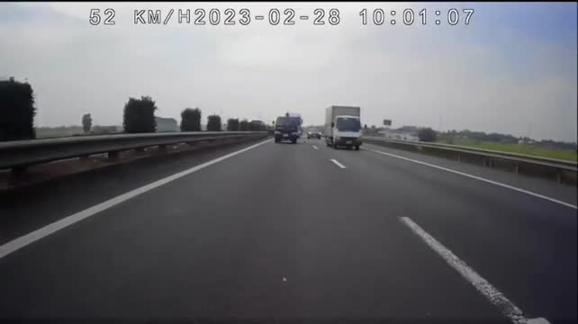 Video - Clip: Ô tô con bị xe tải đâm xoay ngang trên đường cao tốc