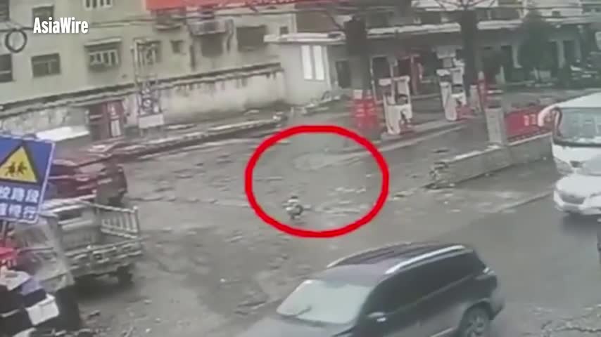 Video - Clip: Ô tô cuốn bé trai vào gầm, kéo lê 10 mét và cái kết khó tin