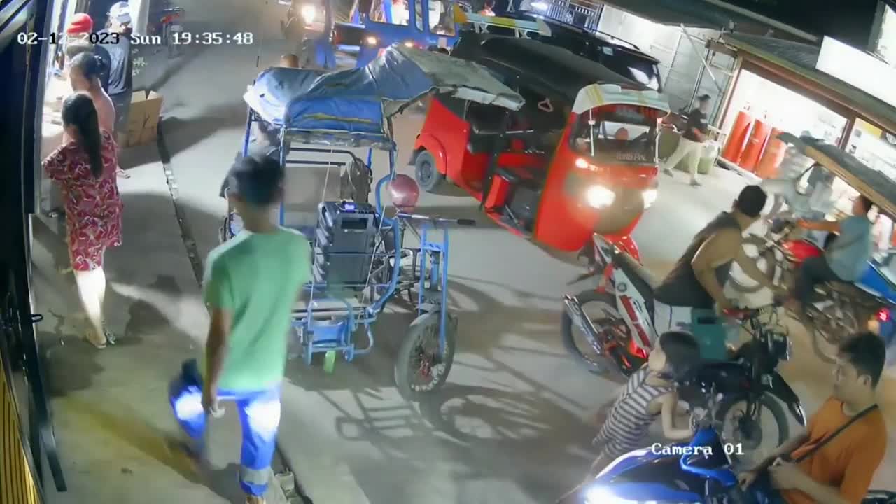 Video - Clip: Con gái vặn tay ga khiến cha lao thẳng xe máy vào cửa hàng