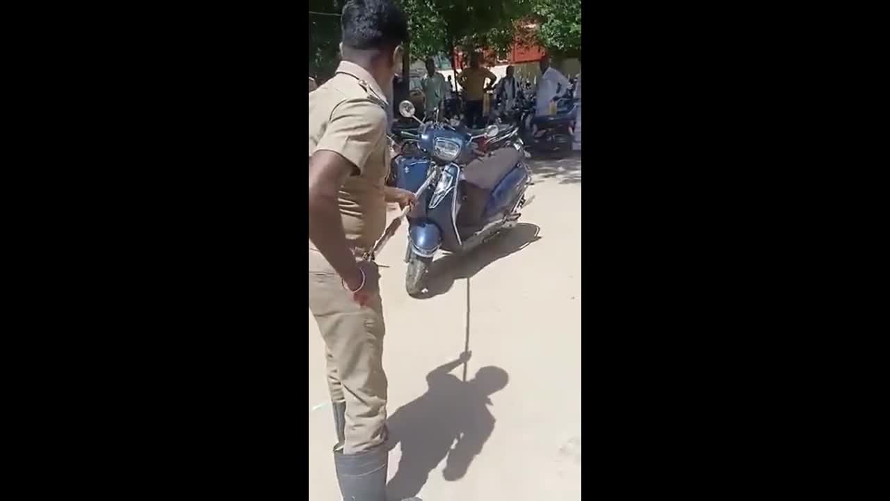 Video - Clip: Thót tim cảnh rắn hổ mang cực độc ẩn nấp trong đầu xe máy