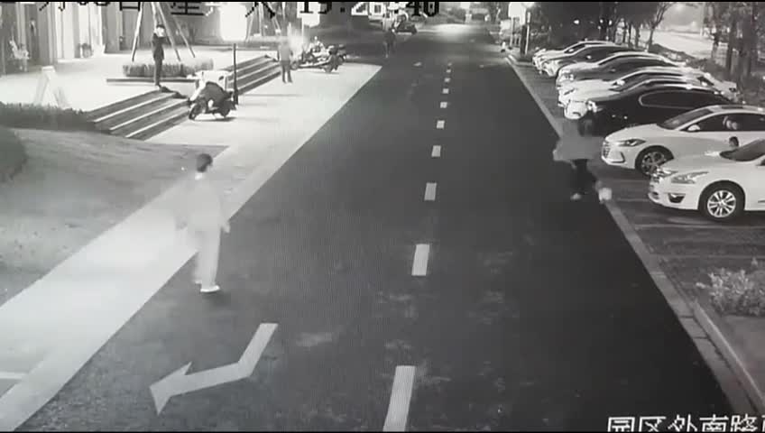 Video - Clip: Người phụ nữ bị gã đàn ông đấm tới tấp trên phố và lý do gây sốc
