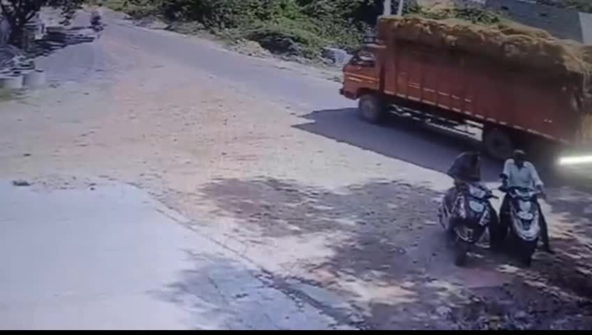 Video - Clip: Bị xe tải đâm trúng, 2 cô gái vội nhảy khỏi xe máy thoát thân