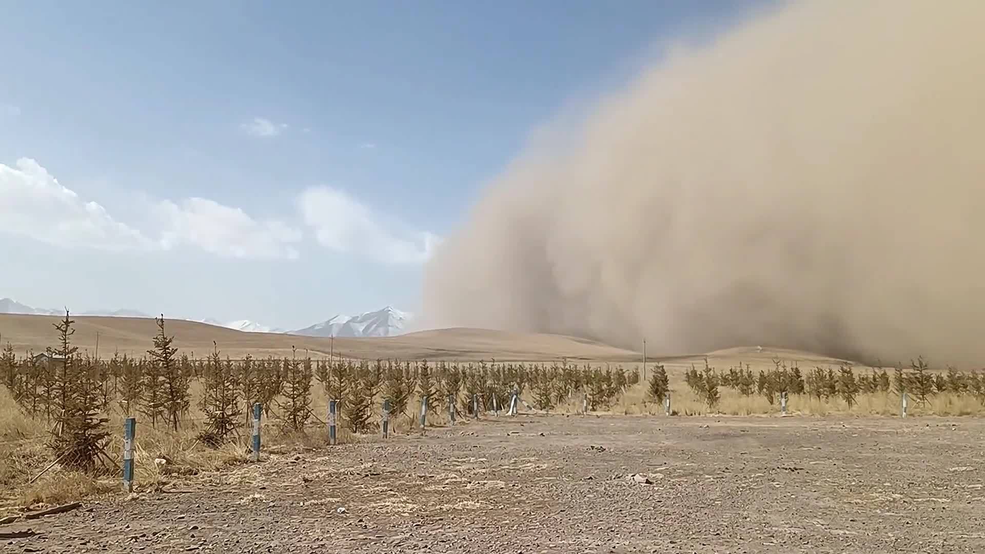 Video - Clip: “Bức tường” cát khổng lồ quét qua Tây Bắc Trung Quốc