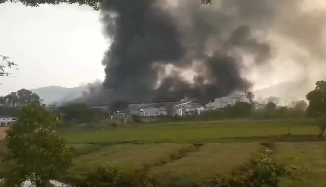 Dân sinh - Ảnh: Cảnh sát “vật lộn” với đám cháy lớn tại nhà máy làm bánh gạo (Hình 3).