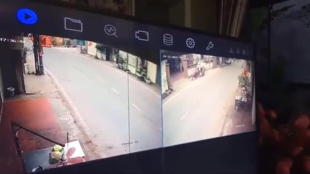 Video - Clip: Bị 'trâu điên' rượt đuổi, cô gái quay xe phóng bạt mạng bỏ chạy