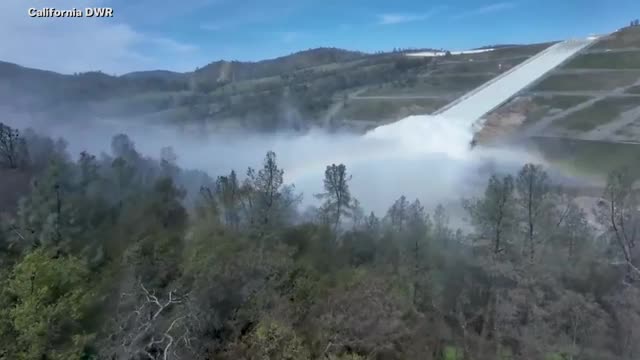 Video - Clip: Ngoạn mục cảnh xả nước từ hồ chứa ở California sau mưa lớn