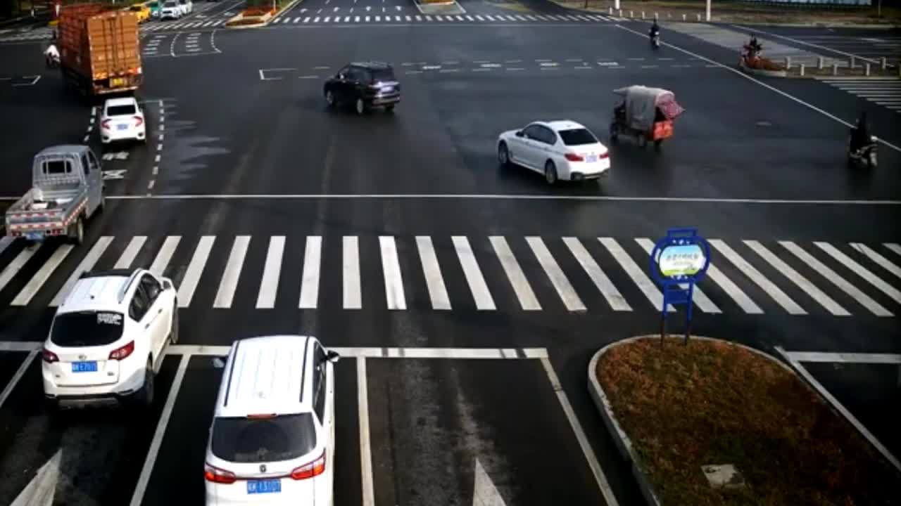 Video - Clip: Xe bồn lật nghiêng, suýt đè bẹp ô tô ở ngay ngã tư