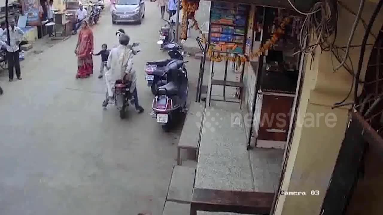 Video - Clip: Dắt con trai đi bộ giữa đường, hai mẹ con bị ô tô tông trúng