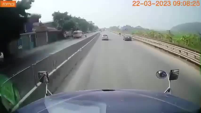 Video - Clip: Quay đầu kiểu 'tự sát', ô tô con bị xe container tông trúng đầu