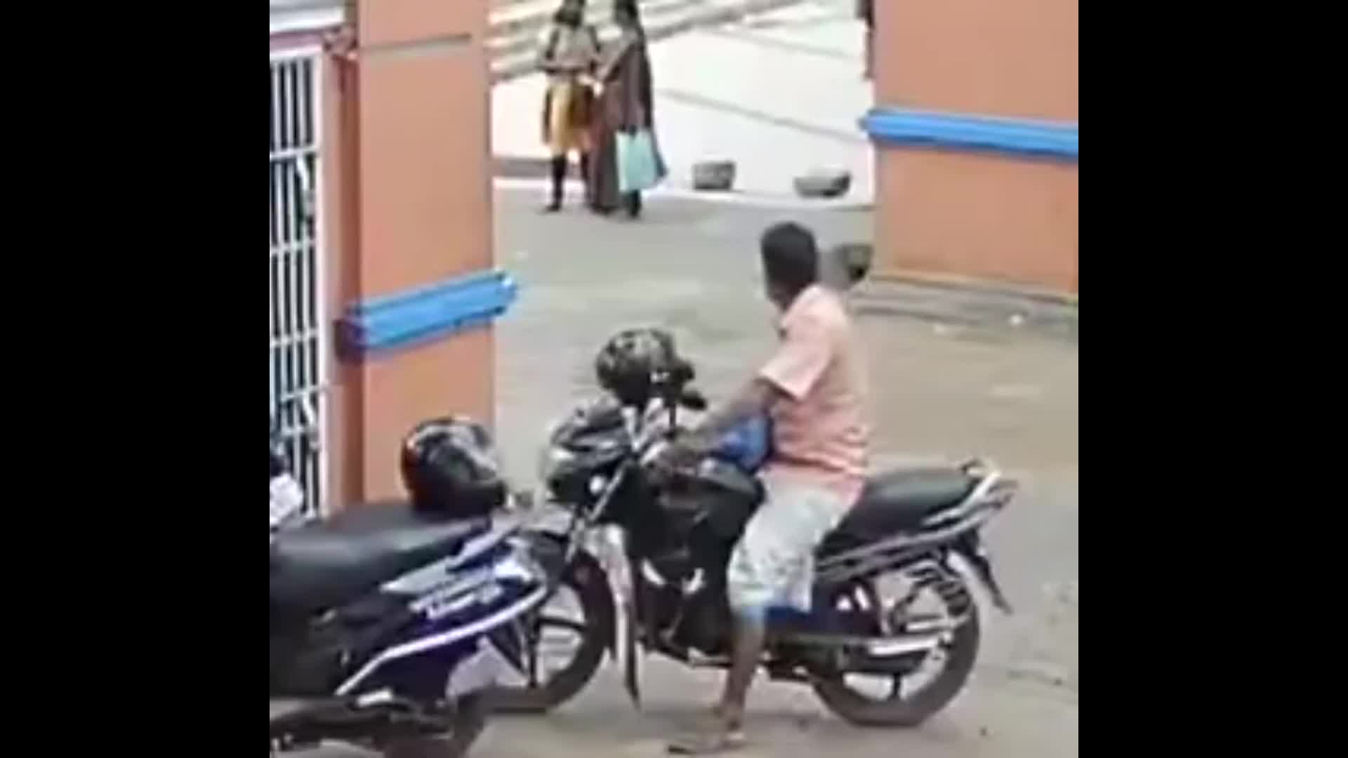 Video - Clip: Lao thẳng xe máy vào tường, người đàn ông lộn nhào trên không