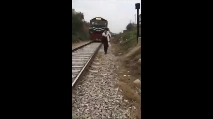 Video - Clip: Đi sát đường ray, nam thanh niên bị tàu hỏa tông kinh hoàng