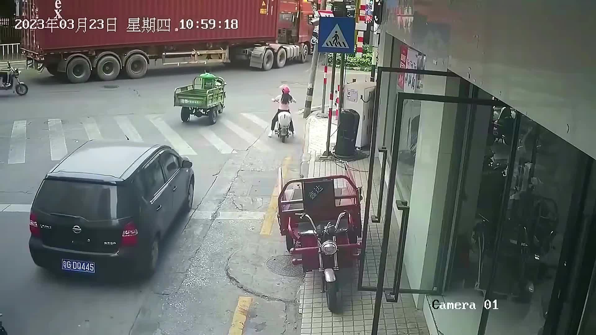 Video - Clip: Thùng xe container rơi xuống đường, suýt đè trúng người đàn ông