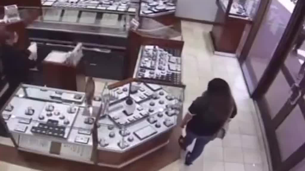 Video - Clip: Xông vào cửa hàng cướp trang sức, 4 tên côn đồ bị đánh tới tấp