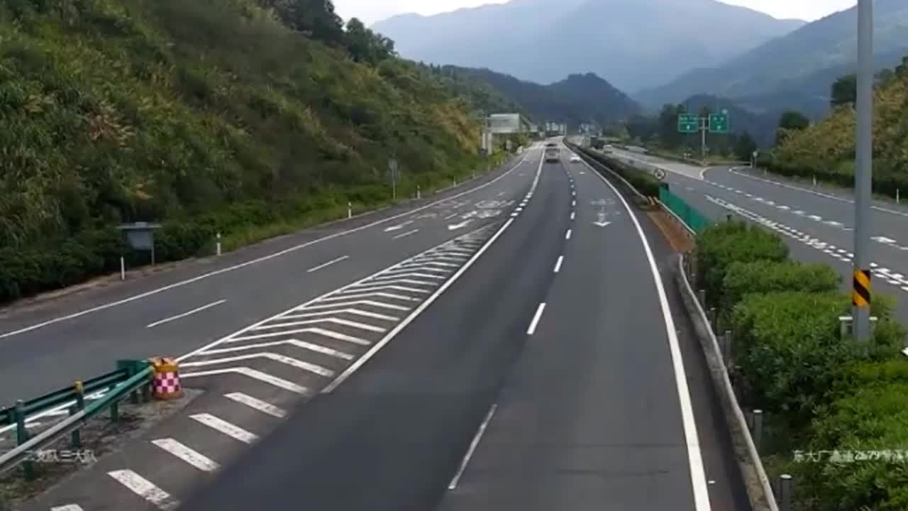 Video - Clip: Dừng đột ngột trên đường cao tốc, ô tô con bị tông kinh hoàng