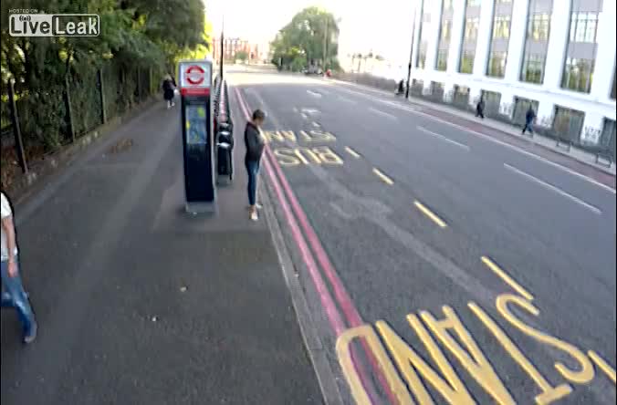 Video - Clip: Đứng chờ xe buýt, cô gái bị cướp giật điện thoại nhanh như chớp