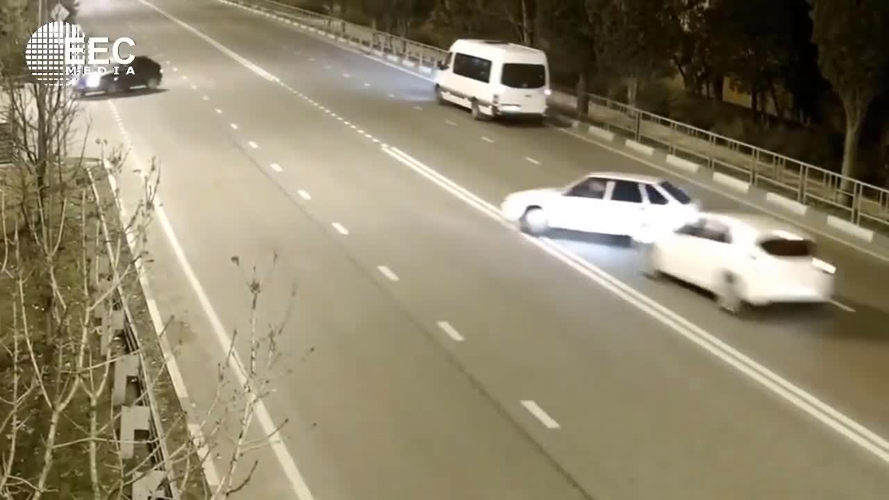 Video - Clip: Người đàn ông văng khỏi xe ô tô sau cú tông kinh hoàng