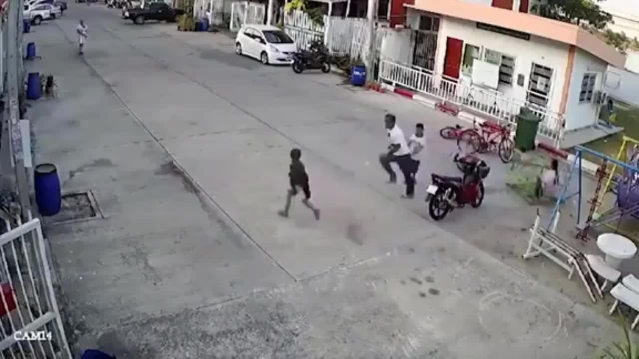 Video - Clip: Tung cước đá văng bé trai, gã đàn ông bị dân đánh túi bụi