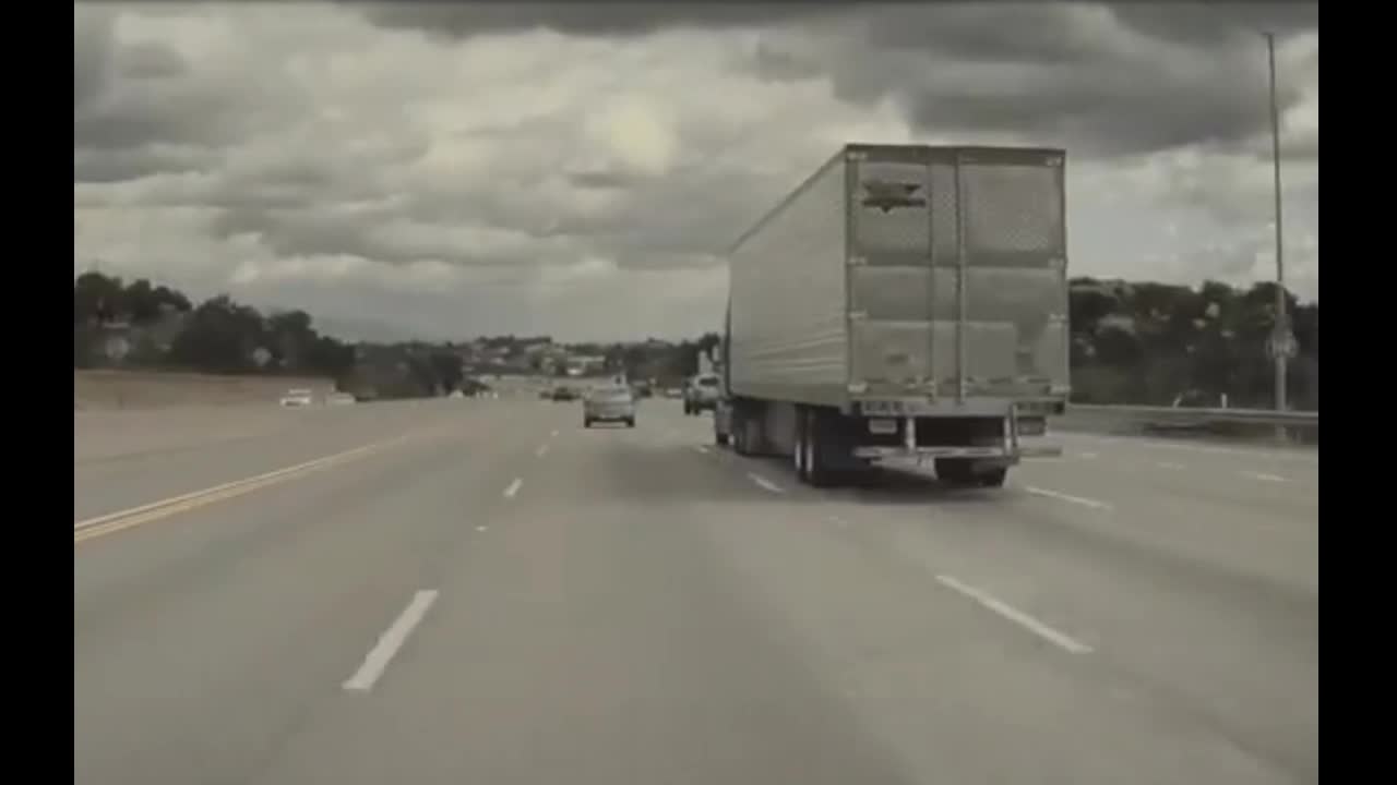 Video - Clip: Đang chạy, ô tô bị nhấc bổng lên không như phim hành động