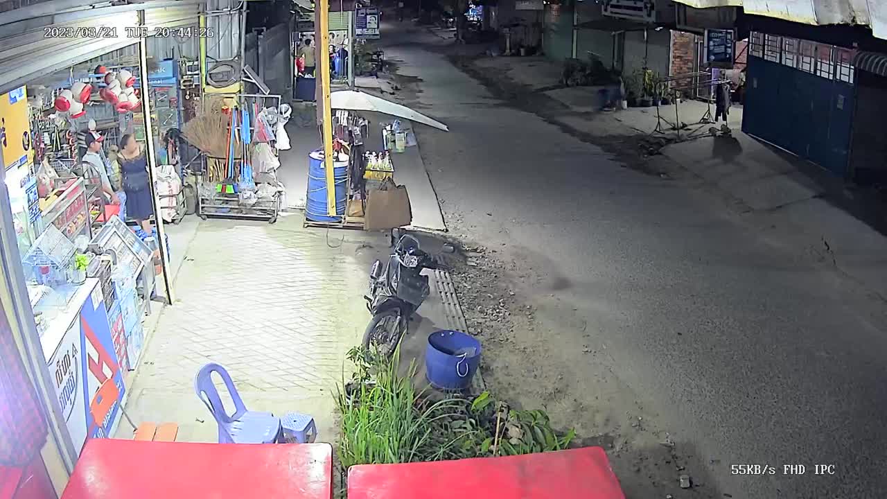 Video - Clip: Táo tợn trộm xăng trên phố, hai thanh niên nhận ngay kết đắng