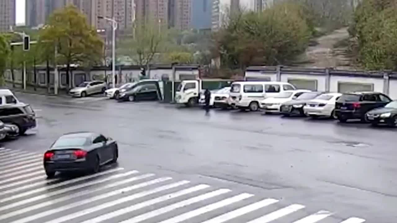 Video - Clip: Không thắt dây an toàn, bé trai văng khỏi xe sau va chạm