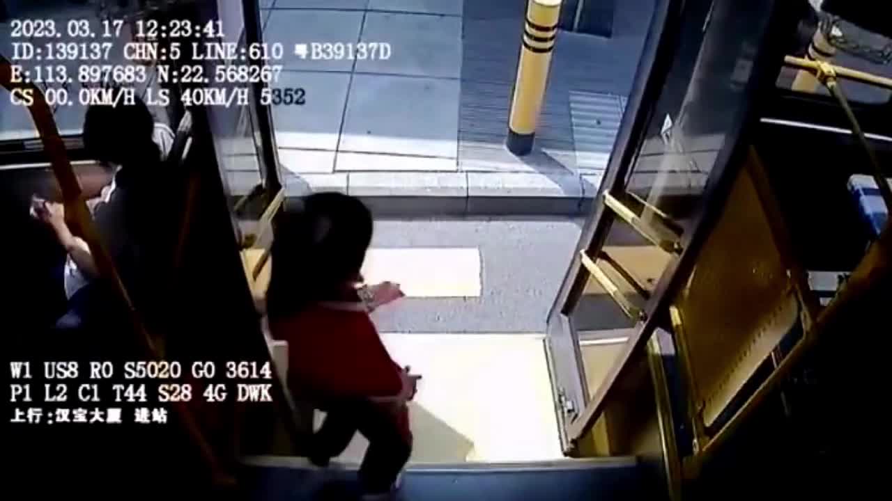 Video - Clip: Kẹt chân vào cửa xe buýt, bé gái bị kéo lê trên đường