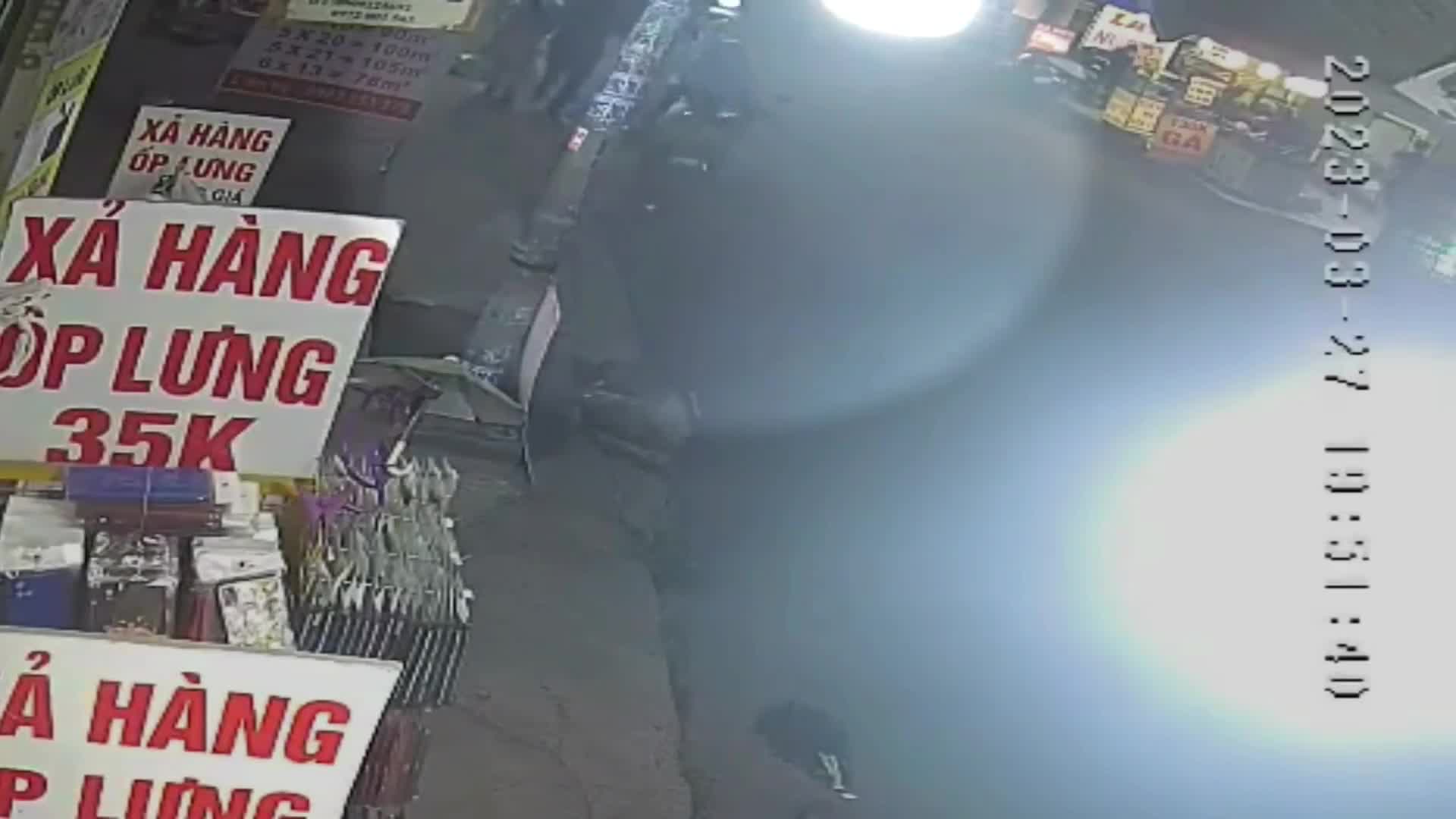 Video - Clip: Người đàn ông 'tung cước' đạp ngã 2 tên cướp dây chuyền giữa phố