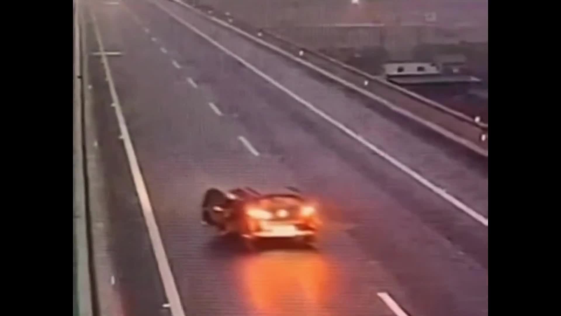 Video - Clip: Đang chạy trên cao tốc, 2 cô gái nhảy khỏi ô tô và lý do bất ngờ