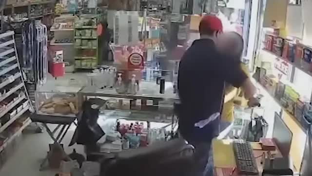 Video - Clip: Bị cướp cầm dao đe dọa, cô gái bình tĩnh 'phản đòn' và cái kết