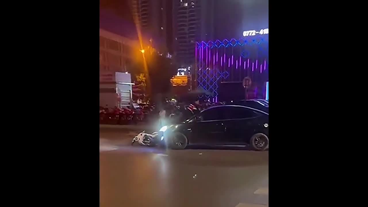 Video - Clip: Kinh hoàng người đàn ông bám vào mui xe của bạn gái để ngăn cô rời đi