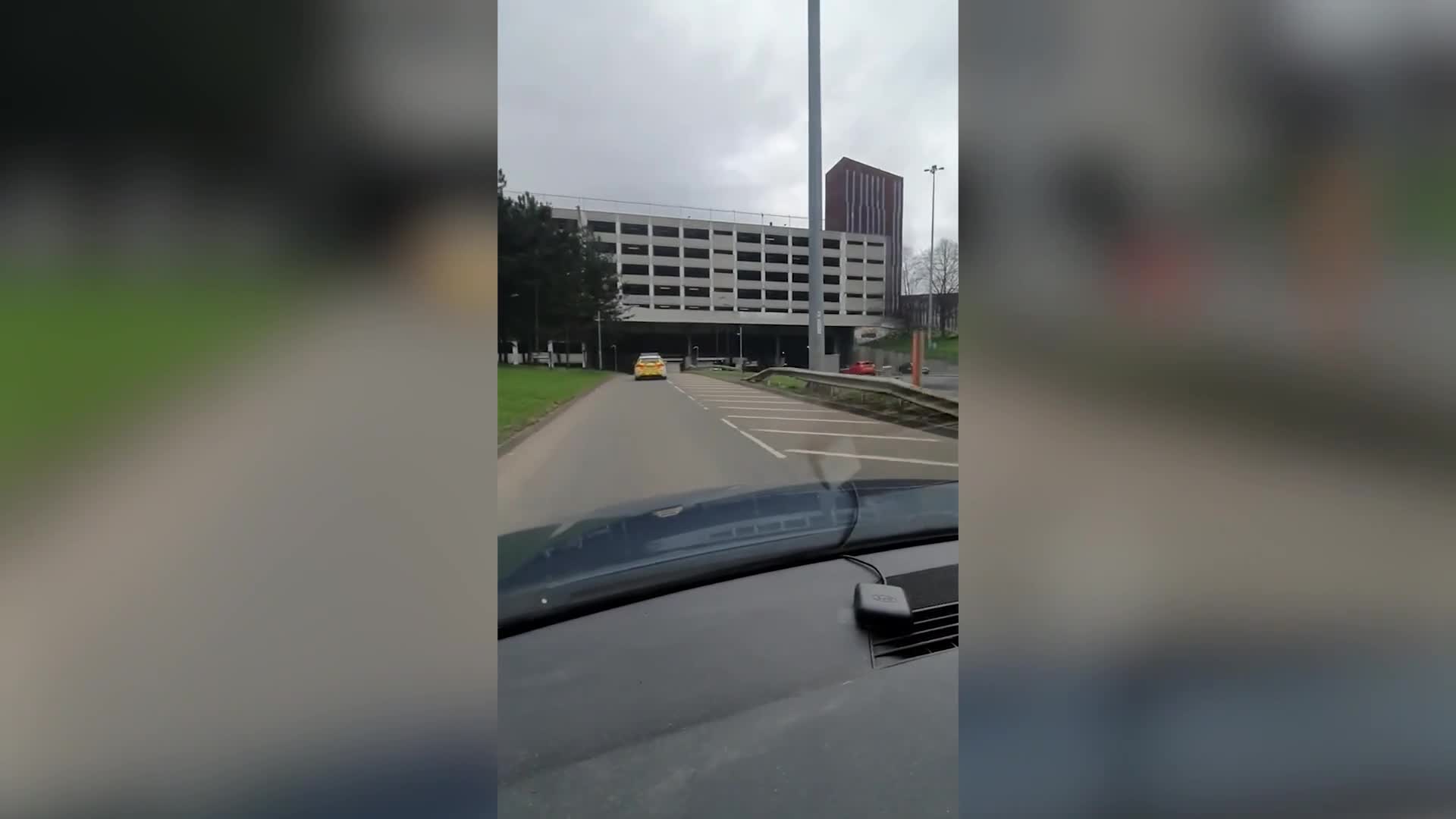 Video - Clip: Người đàn ông bốc đầu xe trêu ngươi cảnh sát