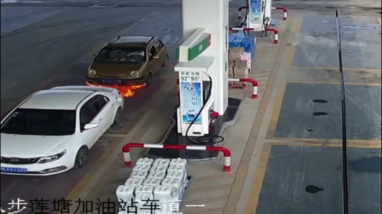 Video - Clip: Ô tô bốc cháy ngùn ngụt ở cây xăng, tài xế hoảng hốt bỏ chạy