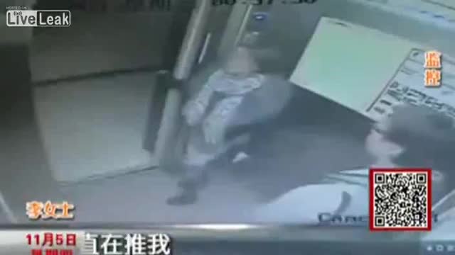 Video - Clip: Quấy rối người phụ nữ trong thang máy, thanh niên bị đấm túi bụi